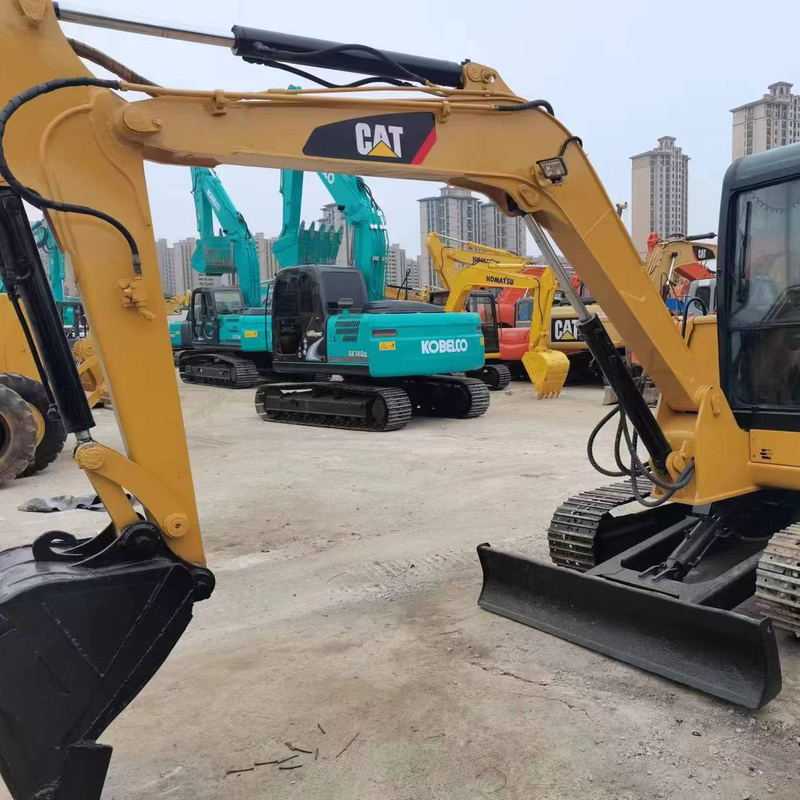 Использованный экскаватор CAT 305.5 306 с вместимостью в 0.31 м3 и массой машины 6000 кг